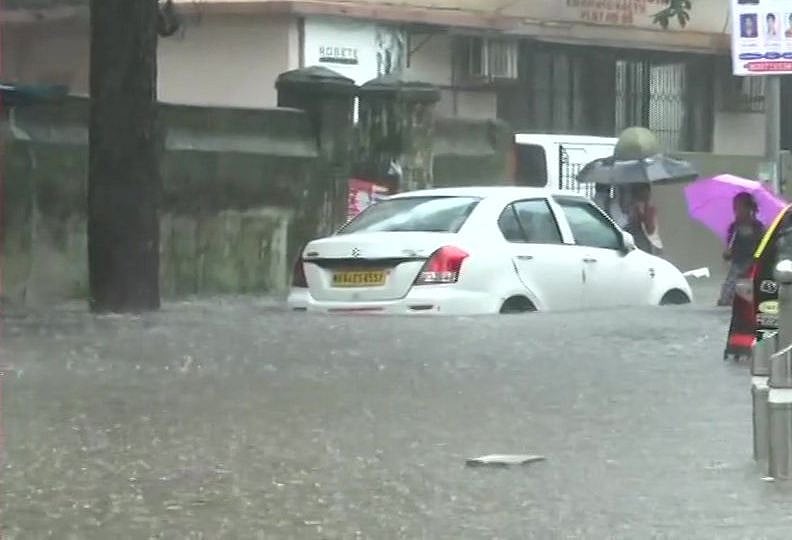 ممبئی میں پھر آفت خیز بارش، کئی علاقے زیر آب، ریل اور ہوائی سفر متاثر