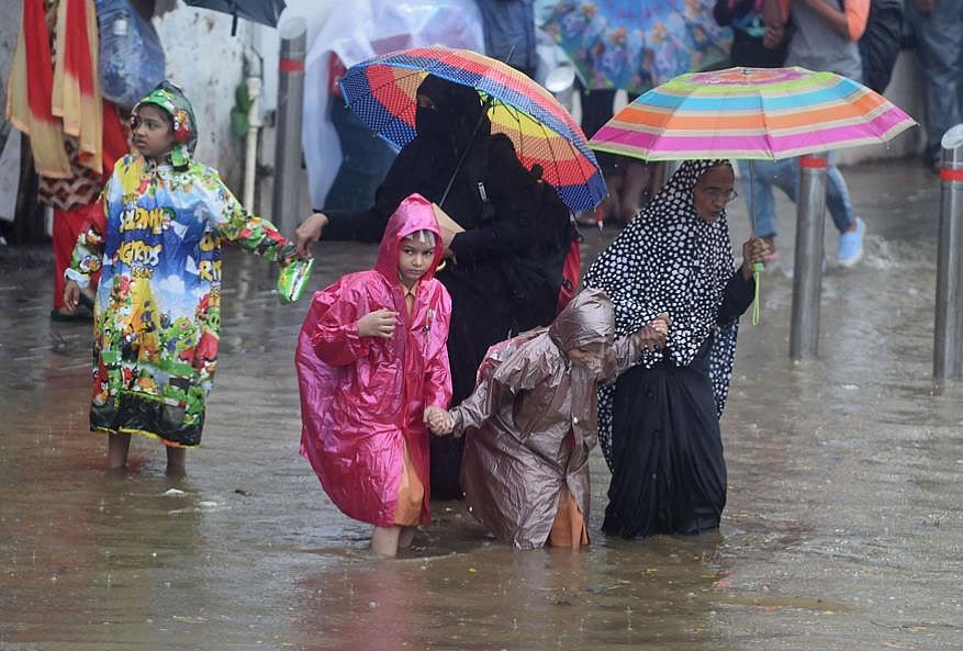 ممبئی میں زبردست بارش،  اسکول بند کرنے کا اعلان، ہائی ٹائڈ الرٹ 