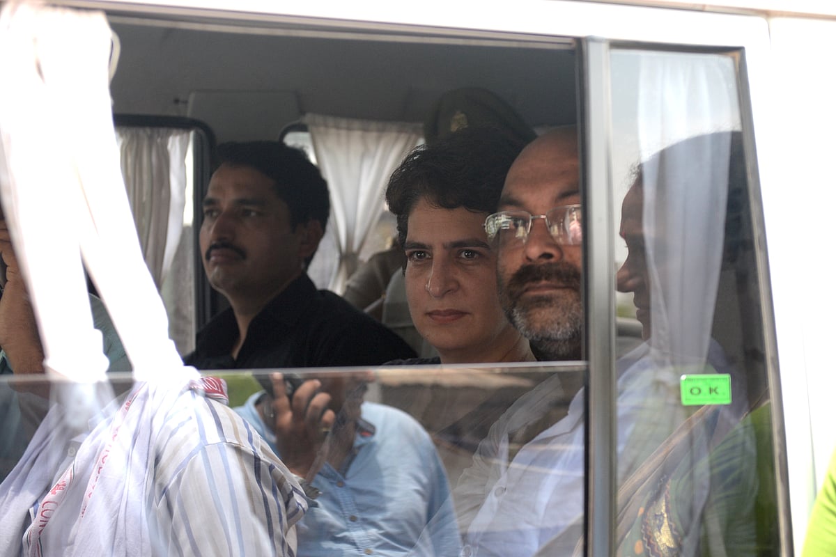 آخری اطلاع موصول ہونے تک پرینکا گاندھی کو چنار گیسٹ ہاؤس میں ہی روک کر رکھا گیا ہے اور وہ سون بھدر کے متاثرین سے ملاقات کے لئے جانے کو بضد ہیں۔ 