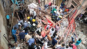 ممبئی میں عمارت منہدم، ملبے میں 50 لوگوں کے پھنسے ہونے کا خدشہ