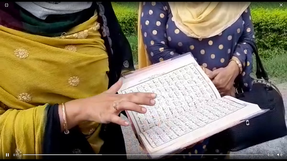 ڈاکٹر گلریز نظامی صحافیوں کو قرآن مجید دکھاتے ہوئے