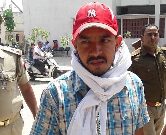 یوگی حکومت میں خاکی وردی پھر داغدار، داروغہ کو گولی مار بدمعاش سرغنہ کو لے کر فرار