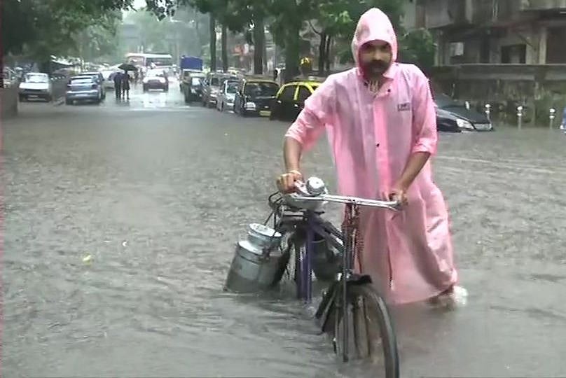ممبئی میں پھر آفت خیز بارش، کئی علاقے زیر آب، ریل اور ہوائی سفر متاثر