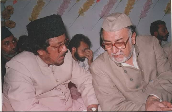 (بائیں) خطیب و ذاکر مولانا مرزا محمد اشفاق اپنے بھائی خطیب اکبر مرزا محمد اطہر کے ساتھ (فائل فوٹو)