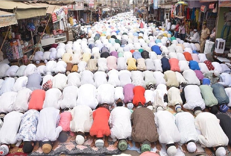 علی گڑھ: نمازِ جمعہ سے متعلق علماء کا بڑا فیصلہ، لوگ سڑکوں پر نہیں چھتوں پر پڑھیں نماز