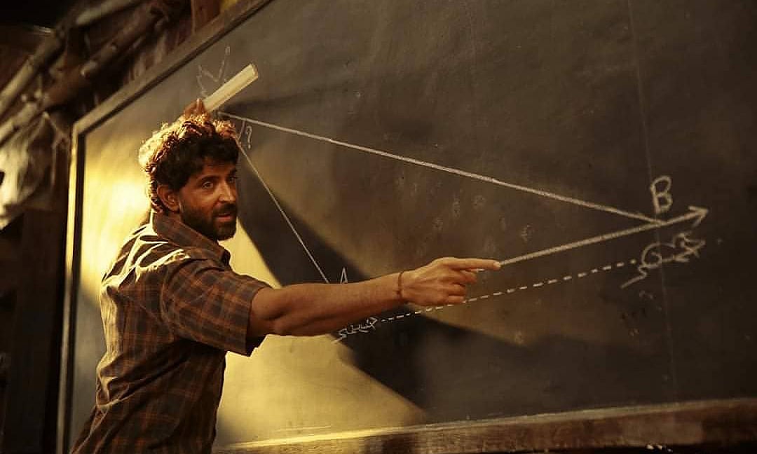 فلم ریویو ’سپر 30‘: کہانی اور بچے فلم کے اصل ہیرو، ’بِہاری لہجہ‘ کمزور لیکن رتک اثردار