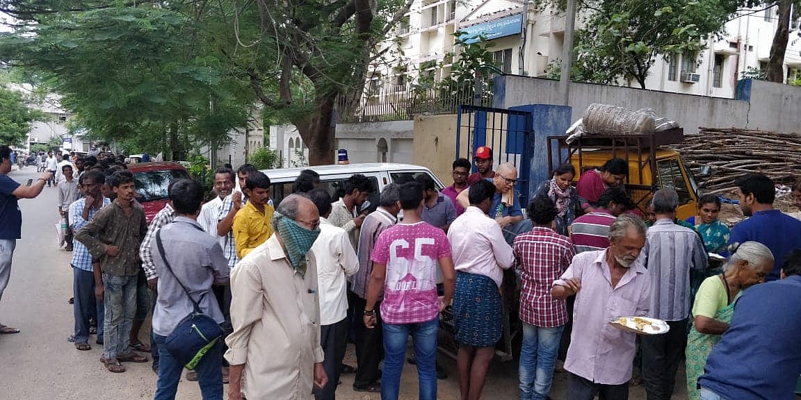 حیدرآباد: نیلوفر اسپتال کے قریب بھوکوں کے لئے مفت کھانے کی فراہمی
