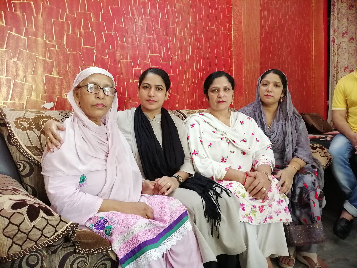 ہما، اپنی بہنوں اور والدہ کے ساتھ