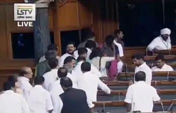 کرناٹک معاملہ پر پارلیمنٹ میں ہنگامہ آرائی جاری، حزب اختلاف کا پھر واک آؤٹ