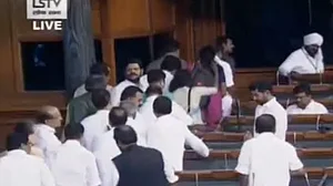 کرناٹک معاملہ پر پارلیمنٹ میں ہنگامہ آرائی جاری، حزب اختلاف کا پھر واک آؤٹ