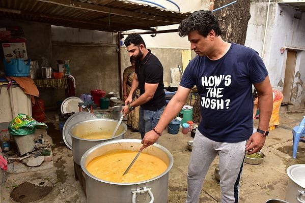 حیدرآباد: نیلوفر اسپتال کے قریب بھوکوں کے لئے مفت کھانے کی فراہمی