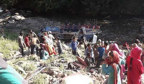 جموں و کشمیر: مسافر بس کھائی میں گرنے سے حادثہ، ہلاک شدگان کی تعداد 32 ہوئی