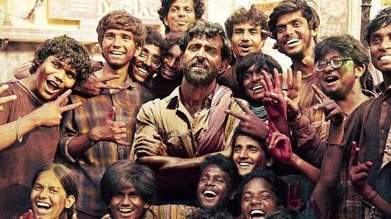 فلم ریویو ’سپر 30‘: کہانی اور بچے فلم کے اصل ہیرو، ’بِہاری لہجہ‘ کمزور لیکن رتک اثردار