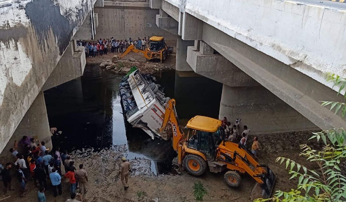 جمنا ایکسپریس وے پر خوفناک سڑک حادثہ، بس میں سوار 29 لوگوں کی موت