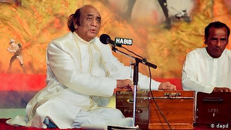 نغمگی کا بادشاہ مہدی حسن، جس نے اردو غزل کو عمرِ خضر عطا کی