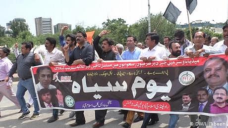 ’صحافی ’بھوکے مر رہے ہیں‘،پاکستانی میڈیا کا بحران