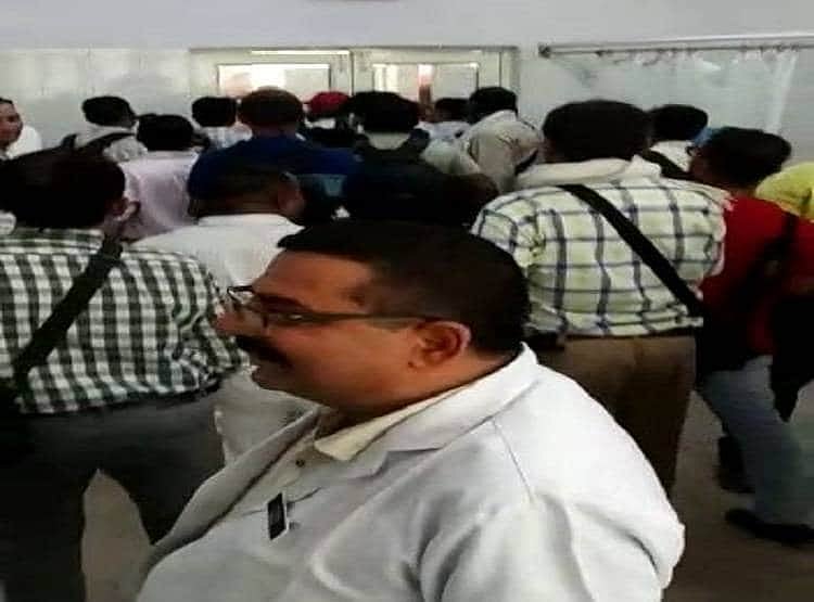 یوگی کے ڈی ایم نے سوال پوچھنے والے صحافیوں کو ہی بند کر دیا!
