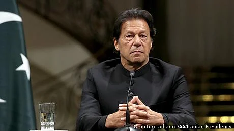’پتہ نہیں عمران خان کو مشورے کون دیتا ہے؟‘