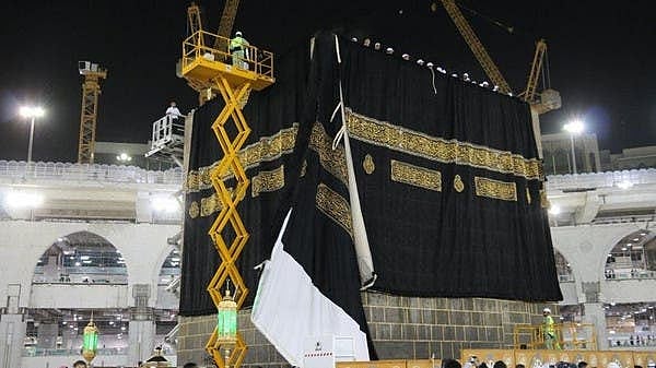 مکہ مکرمہ: خانہ کعبہ کا غلاف ’کِسوہ‘ کیا گیا تبدیل