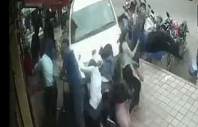 نشے میں دھت شخص نے فٹ پاتھ پر 7 لوگوں کو کچل دیا، ویڈیو دیکھیں 