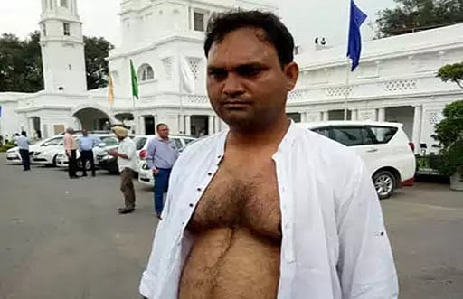 رَوی داس مندر معاملہ پر سیاست تیز، عآپ رکن اسمبلی نے پھاڑی اپنی شرٹ