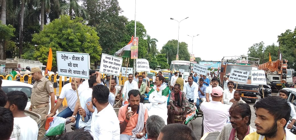 لکھنؤ: تیل کی بڑھتی قیمتوں کے خلاف یوپی کانگریس کا احتجاجی مظاہرہ
