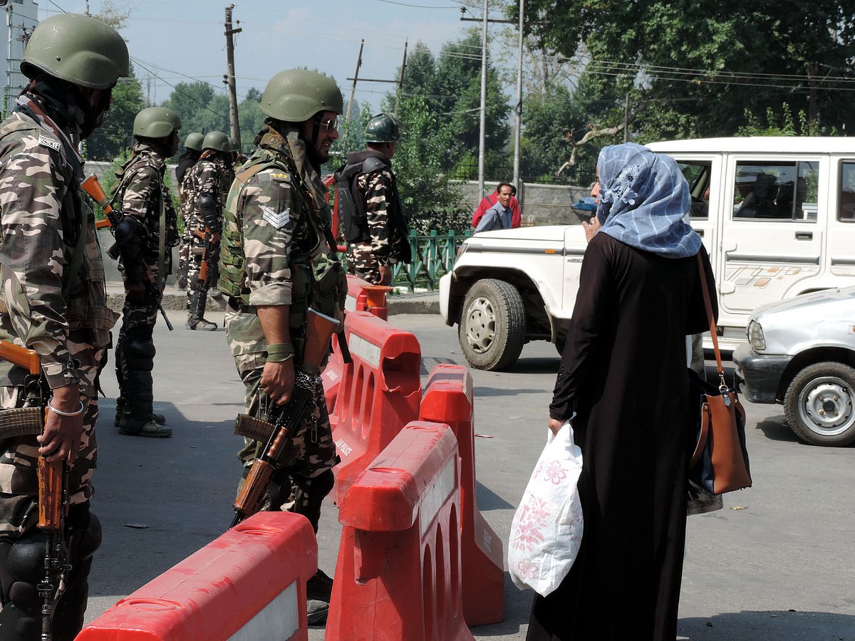 کشمیر میں مواصلاتی پابندی سے زندگی کا ہر ایک شعبہ متاثر