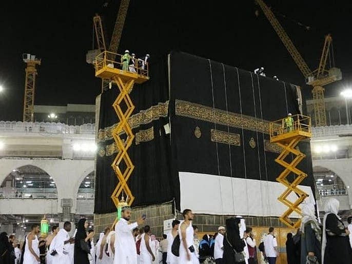 مکہ مکرمہ: خانہ کعبہ کا غلاف ’کِسوہ‘ کیا گیا تبدیل