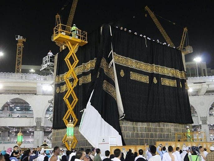 مکہ مکرمہ: خانہ کعبہ کا غلاف ’کِسوہ‘ کیا گیا تبدیل