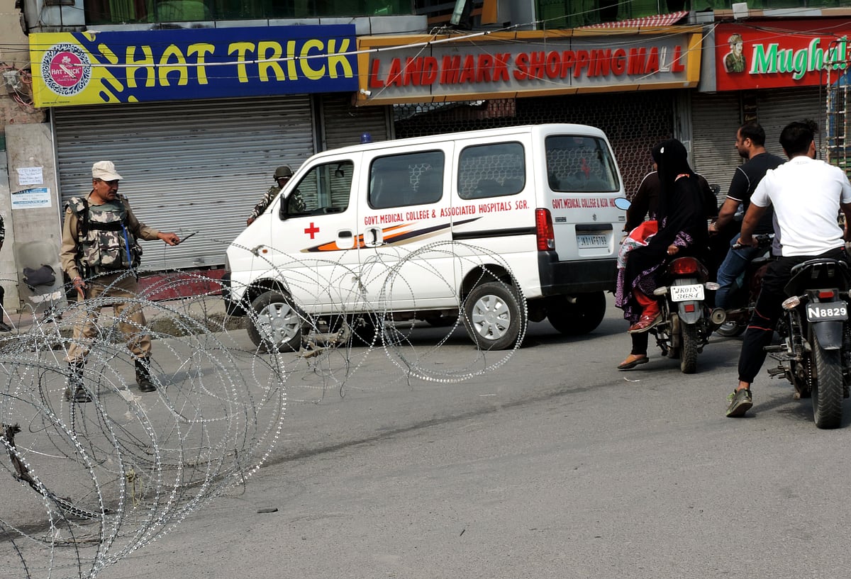 کشمیر میں مواصلاتی پابندی سے زندگی کا ہر ایک شعبہ متاثر