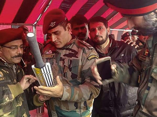 فوج کی 15 روزہ ٹریننگ کر کے واپس لوٹے ایم ایس دھونی