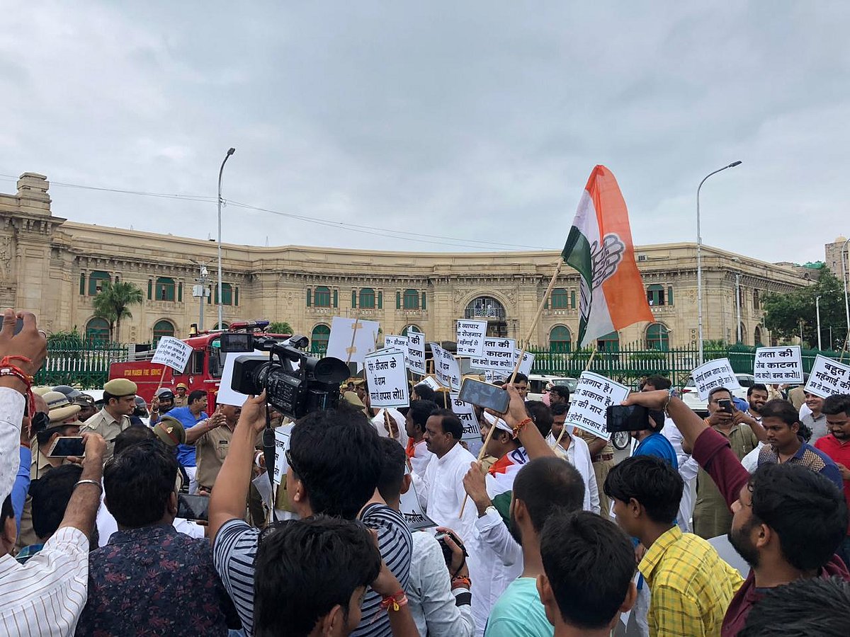 لکھنؤ: تیل کی بڑھتی قیمتوں کے خلاف یوپی کانگریس کا احتجاجی مظاہرہ