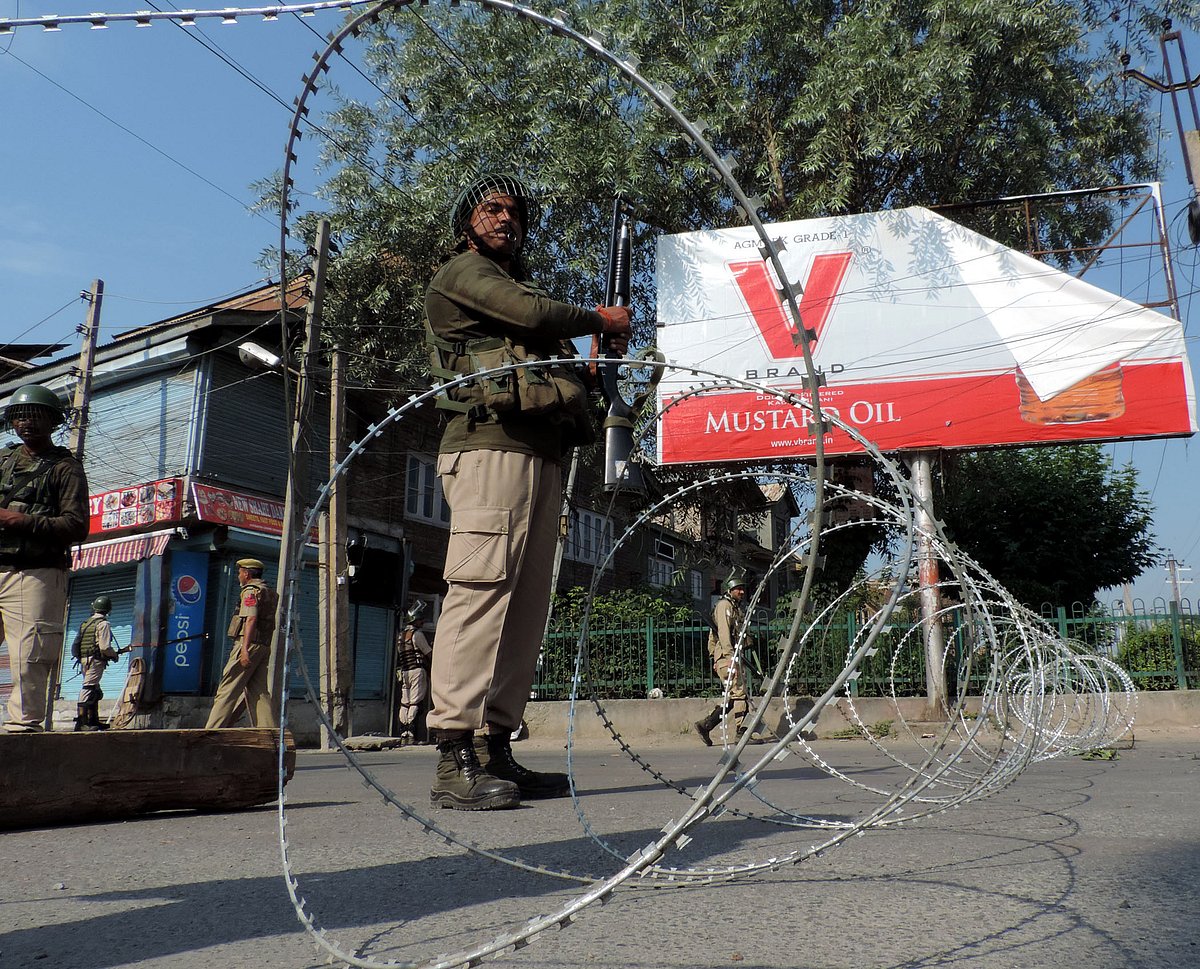 کشمیر میں مواصلاتی پابندی سے زندگی کا ہر ایک شعبہ متاثر