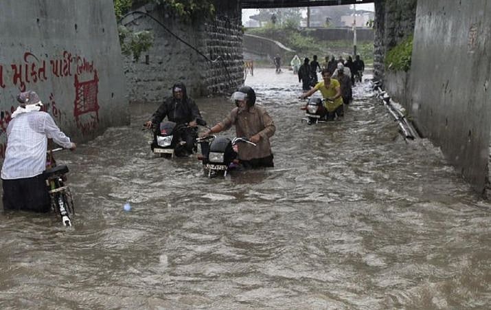 شدید بارش سے وڈودرا میں سیلاب کا منظر، مشکل میں ہزاروں لوگ... تصویری جھلکیاں