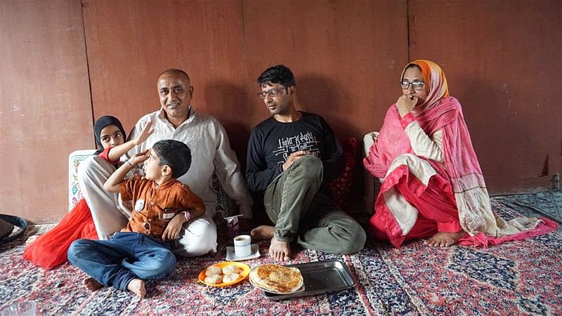 علی محمد بھٹ اپنی فیملی کے ساتھ