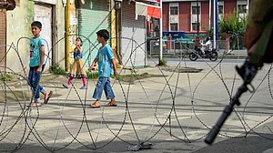 کشمیری المیہ سے دنیا نے بھی منھ موڑ لیا!... ظفر آغا