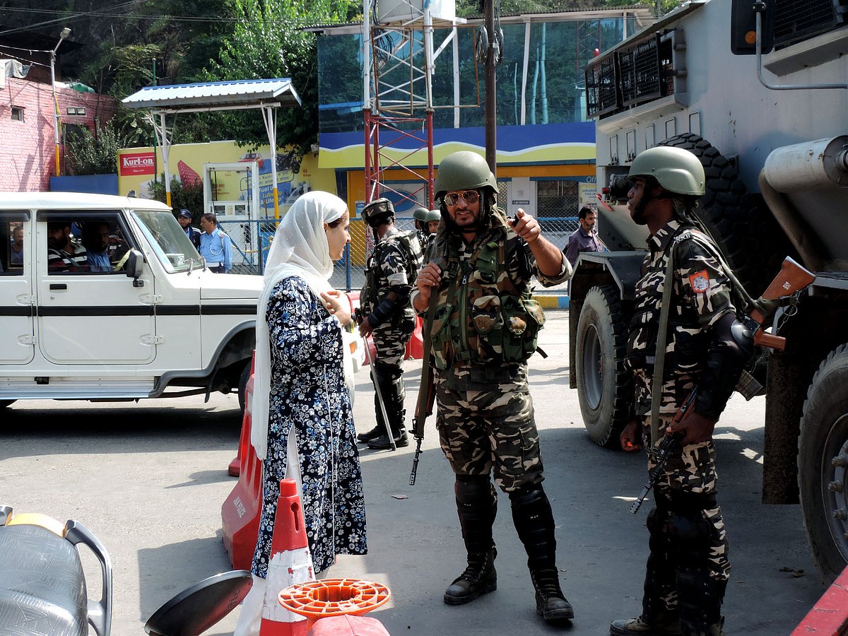 کشمیر میں مواصلاتی پابندی سے زندگی کا ہر ایک شعبہ متاثر