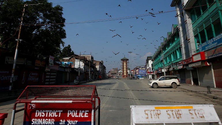 سخت حفاظت کے درمیان یچوری کی کشمیر آمد، تاریگامی سے ملاقات متوقع