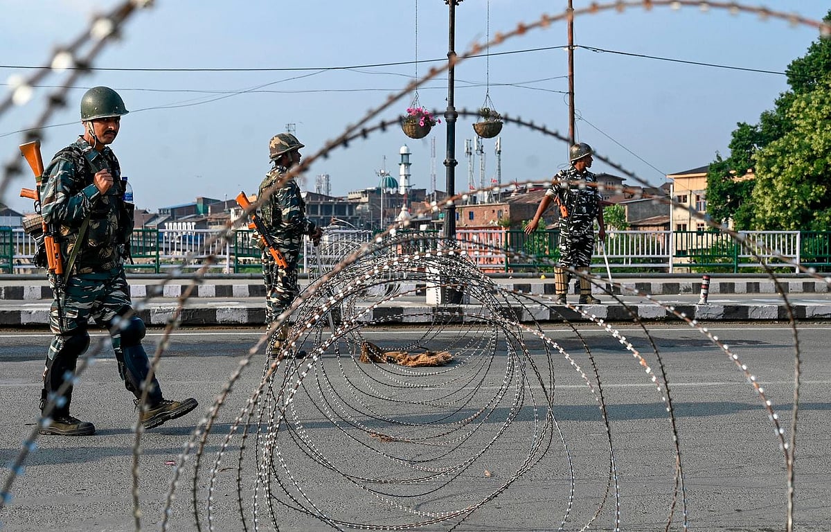 کشمیر میں ہڑتال کا 52 واں دن، مواصلاتی خدمات و تعلیمی سرگرمیاں بدستور معطل