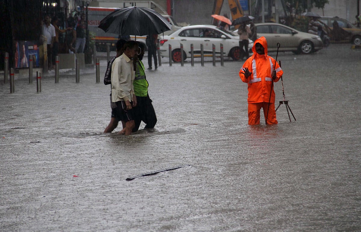 ممبئی میں پھر بارش کی مار، عام زندگی مفلوج، 1300 افراد بحفاظت نکالے گئے