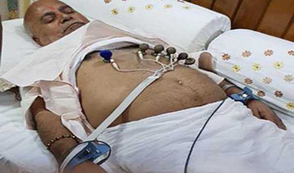 سینے میں درد اور شوگر بڑھنے کی شکایت کے بعد سوامی چنمیانند اسپتال میں داخل