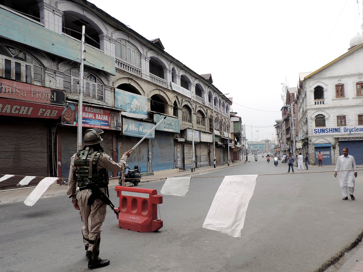 وادی کشمیر میں ہڑتال کا 55 واں دن، سری نگر کے کچھ حصوں میں پابندیاں جاری