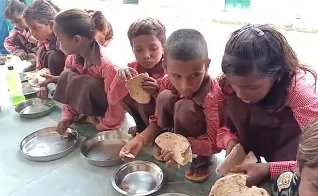 نمک۔روٹی واقعہ: صحافی کے خلاف ایف آئی آر، حکومت نے ڈی ایم سے کی رپورٹ طلب