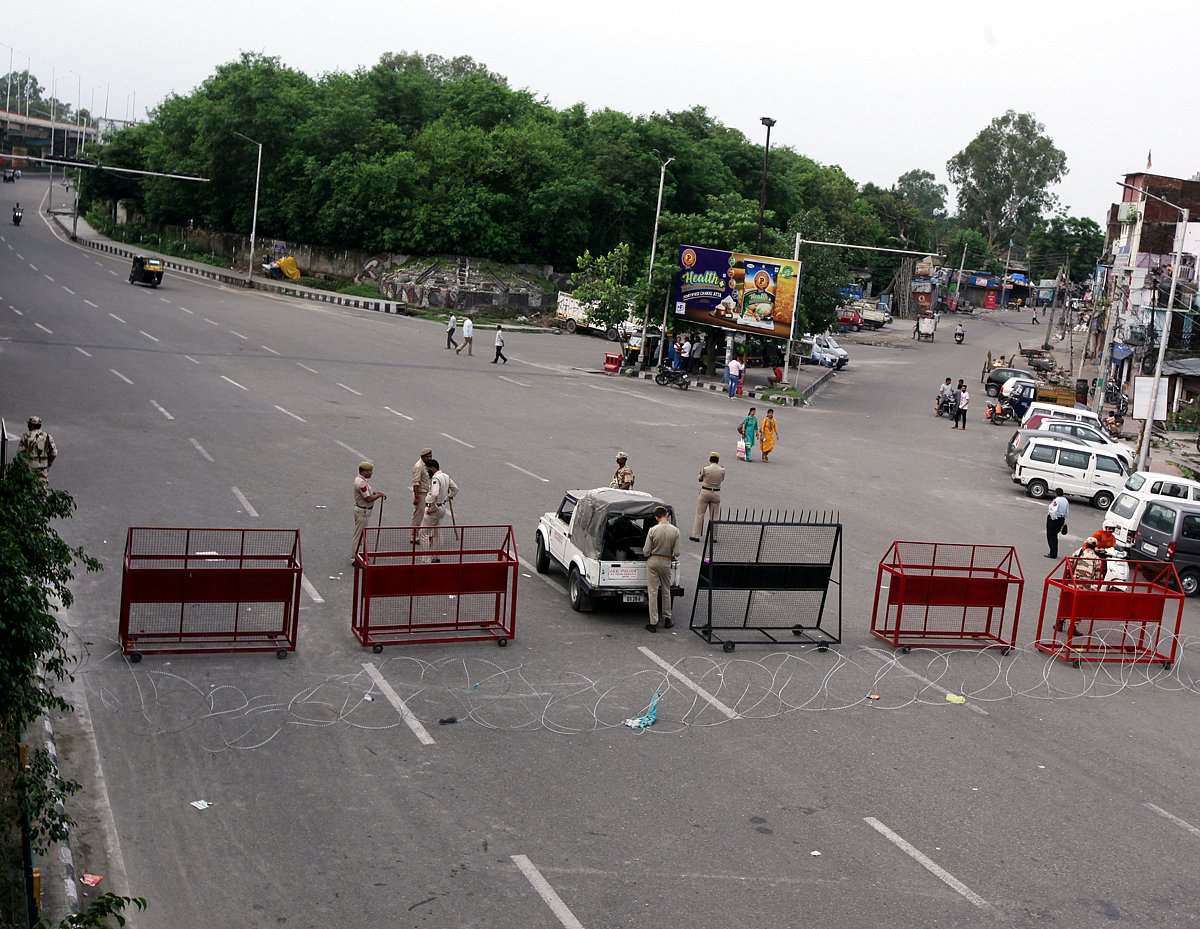 43 دِنوں سے بند پڑا ہے جموں و کشمیر، عوام کی زندگی ہوئی محال