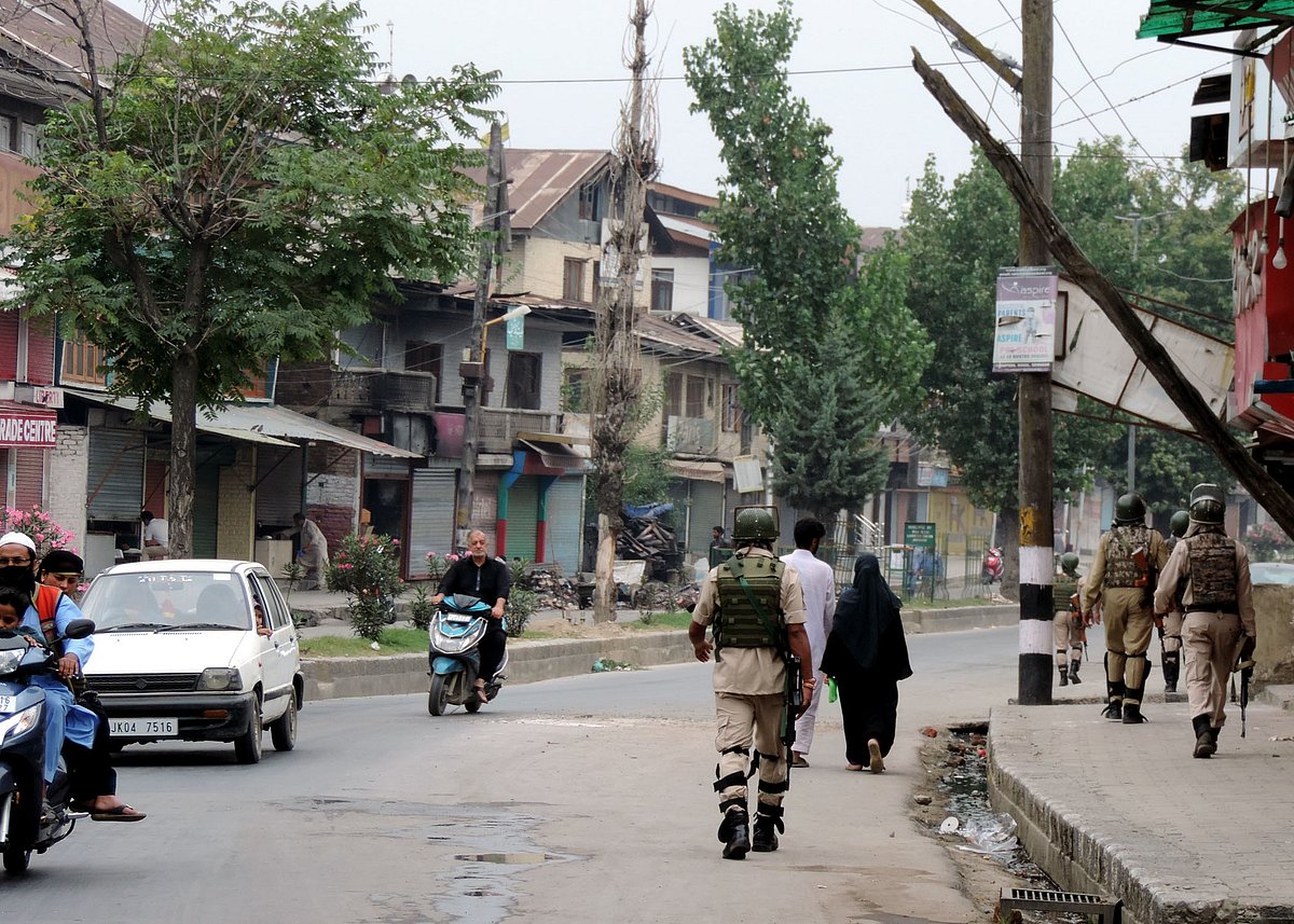کشمیر میں بند کا 34 واں دن، موبائل فون و انٹرنیٹ خدمات پر پابندی جاری