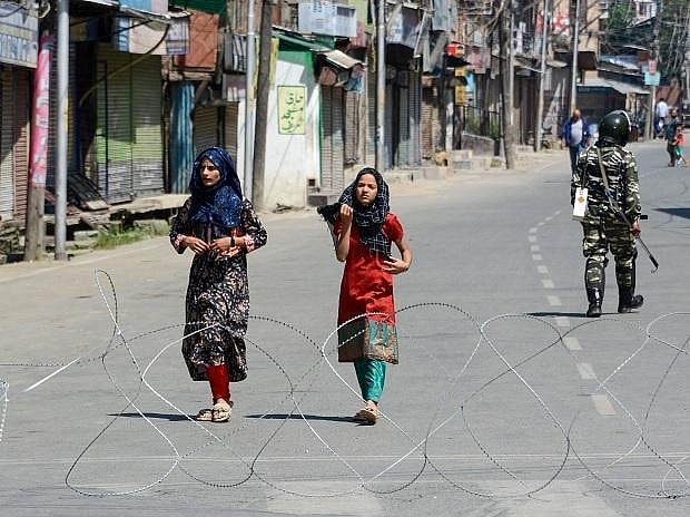 کشمیر میں بند کے 50 دن مکمل، دکانوں پر لٹک رہے تالے، سڑکوں سے گاڑیاں بھی غائب