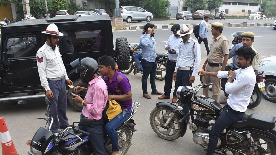 نئے ٹرانسپورٹ قوانین: 15 ہزار کی اسکوٹی، 23 ہزار کا چالان!