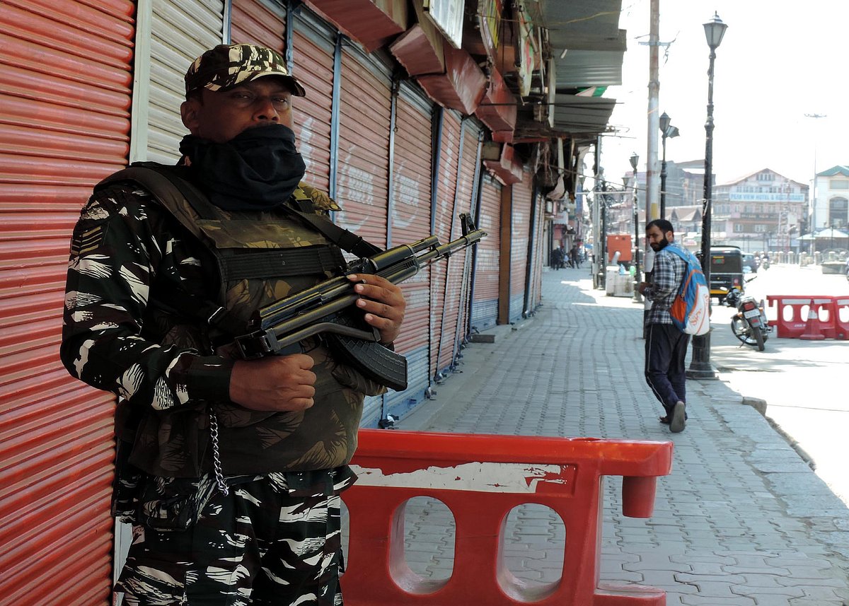 کشمیر میں ہڑتال اور مواصلاتی خدمات پر پابندی 30 ویں دن میں داخل