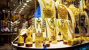 سونا 6700 روپے سستا، چاندی میں بھی 13000 روپے کی گراوٹ