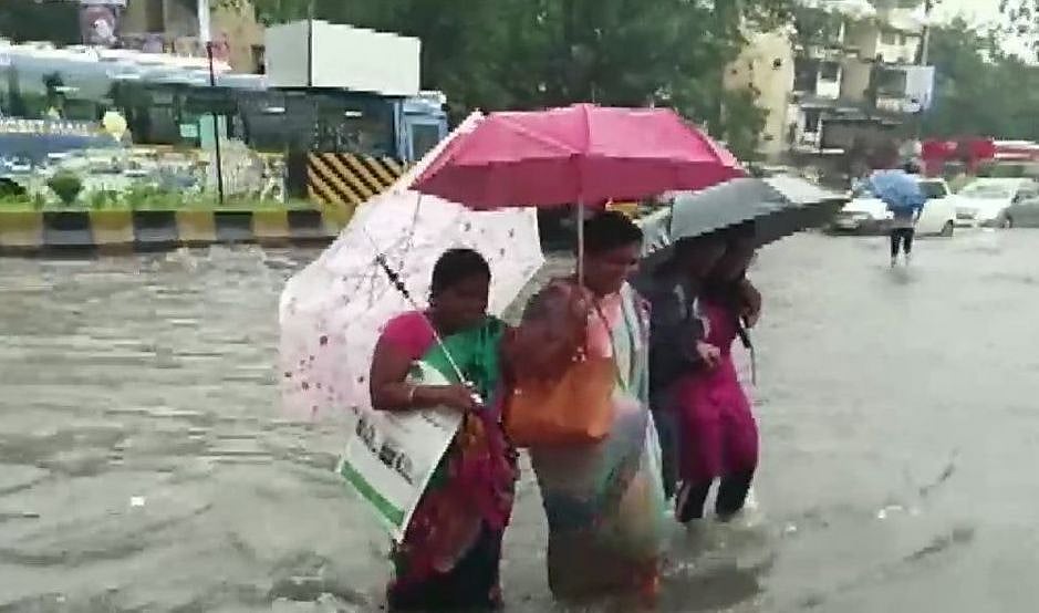 ممبئی میں بھاری بَارش کے بعد ایلرٹ جاری، اسکول کیے گئے بند 